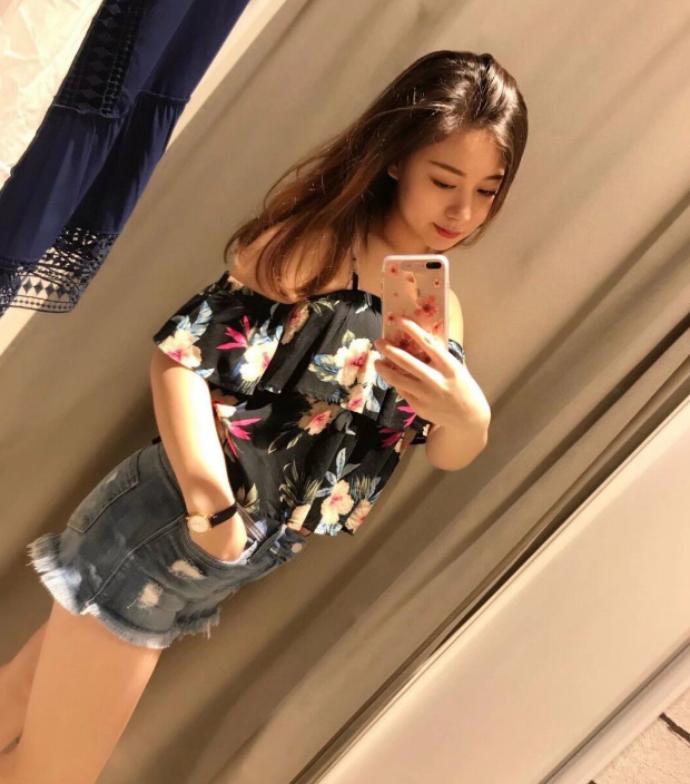 冷美人依依，刚下海妙龄女神，身材皮肤超好