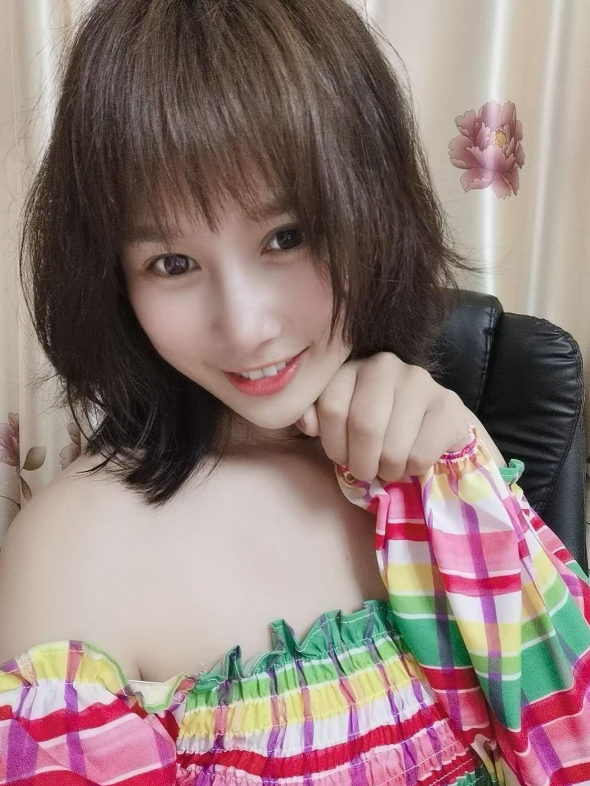 成都世豪广场附近，笑容甜美的妹子