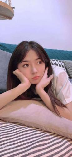 19岁的学生嫩妹，可 she~吻，jk制服